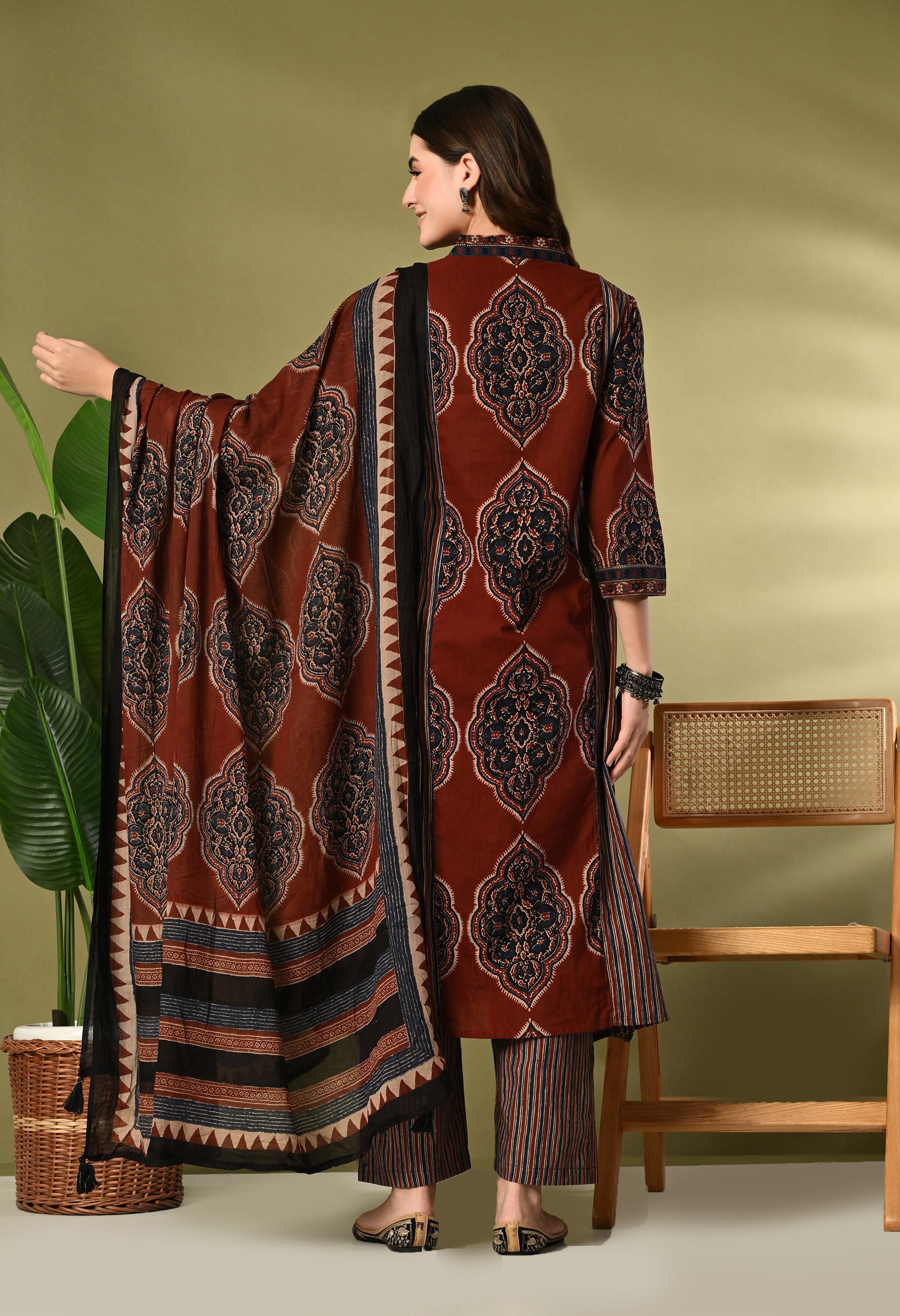 URWANA - A Suit Set